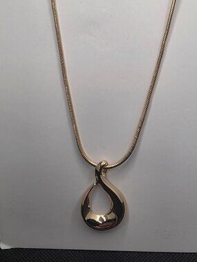 New GAP Gold Tone Teardrop Pendant Snake Chain Necklace 17.25-19.5"